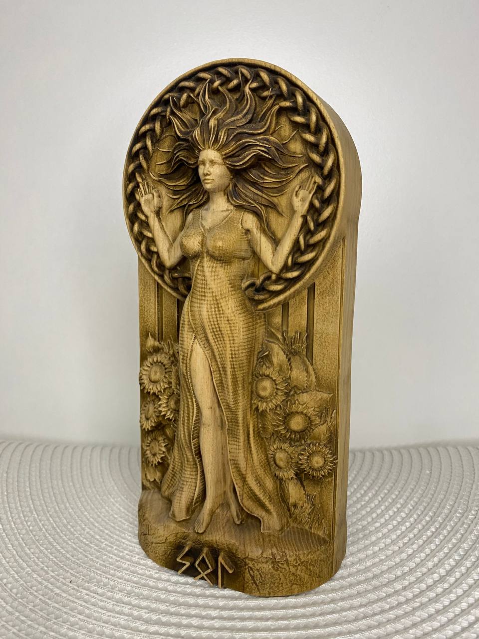 Sunna Sol Norse pagan Wood carving Wooden statue