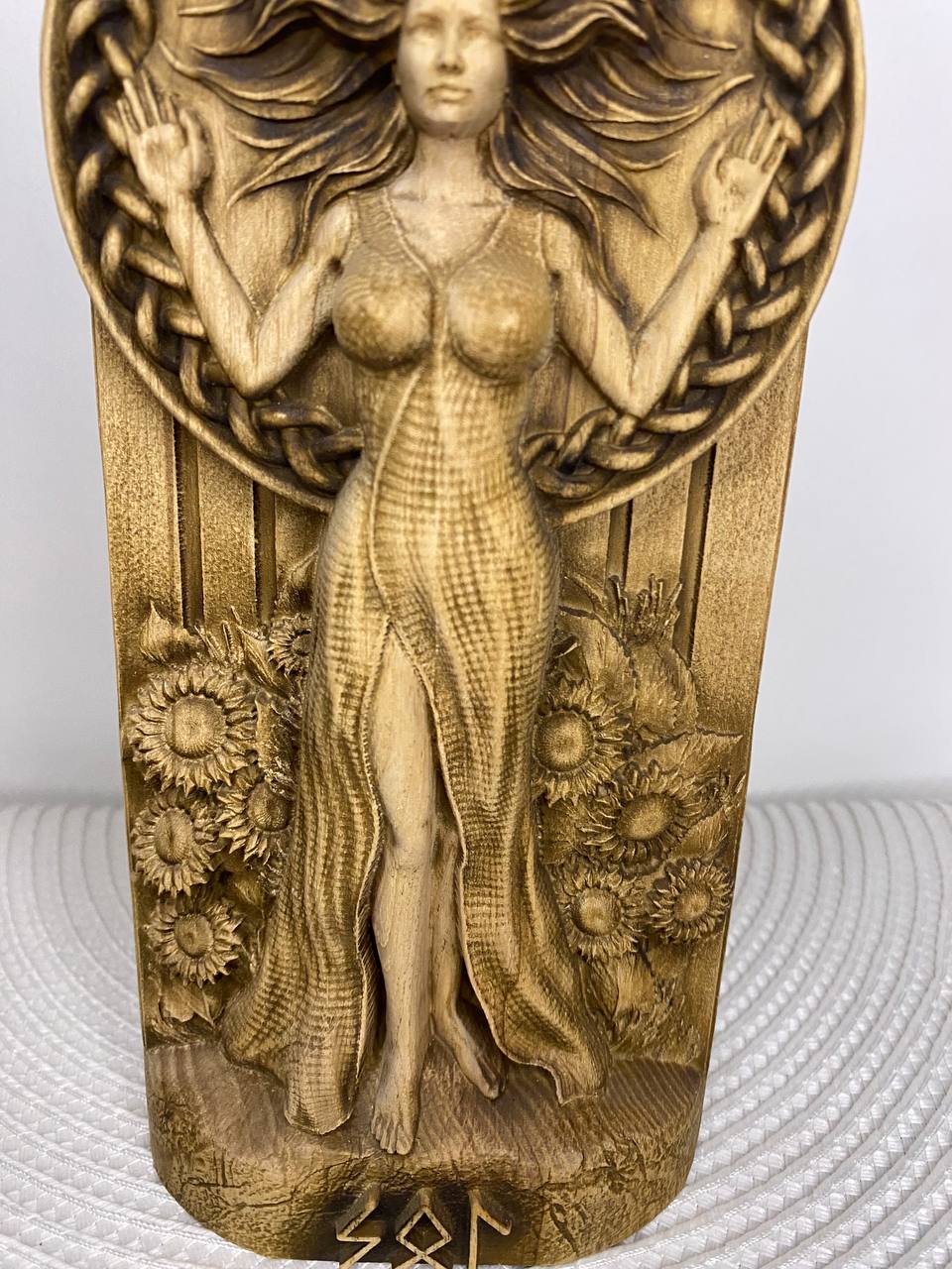 Sunna Sol Norse pagan Wood carving Wooden statue