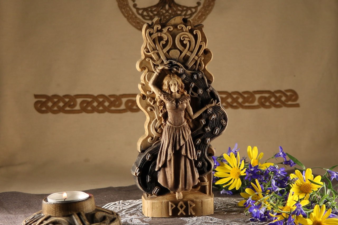 Vör Wooden Statue - A Sacred Symbol of Wisdom for Your Asatru Altar