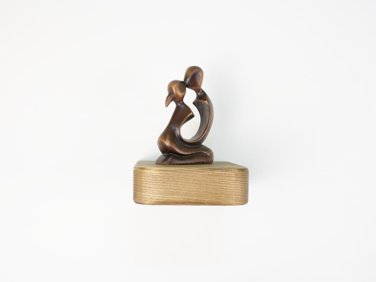 Handcrafted Floating Wood Shelves for Stylish Décor