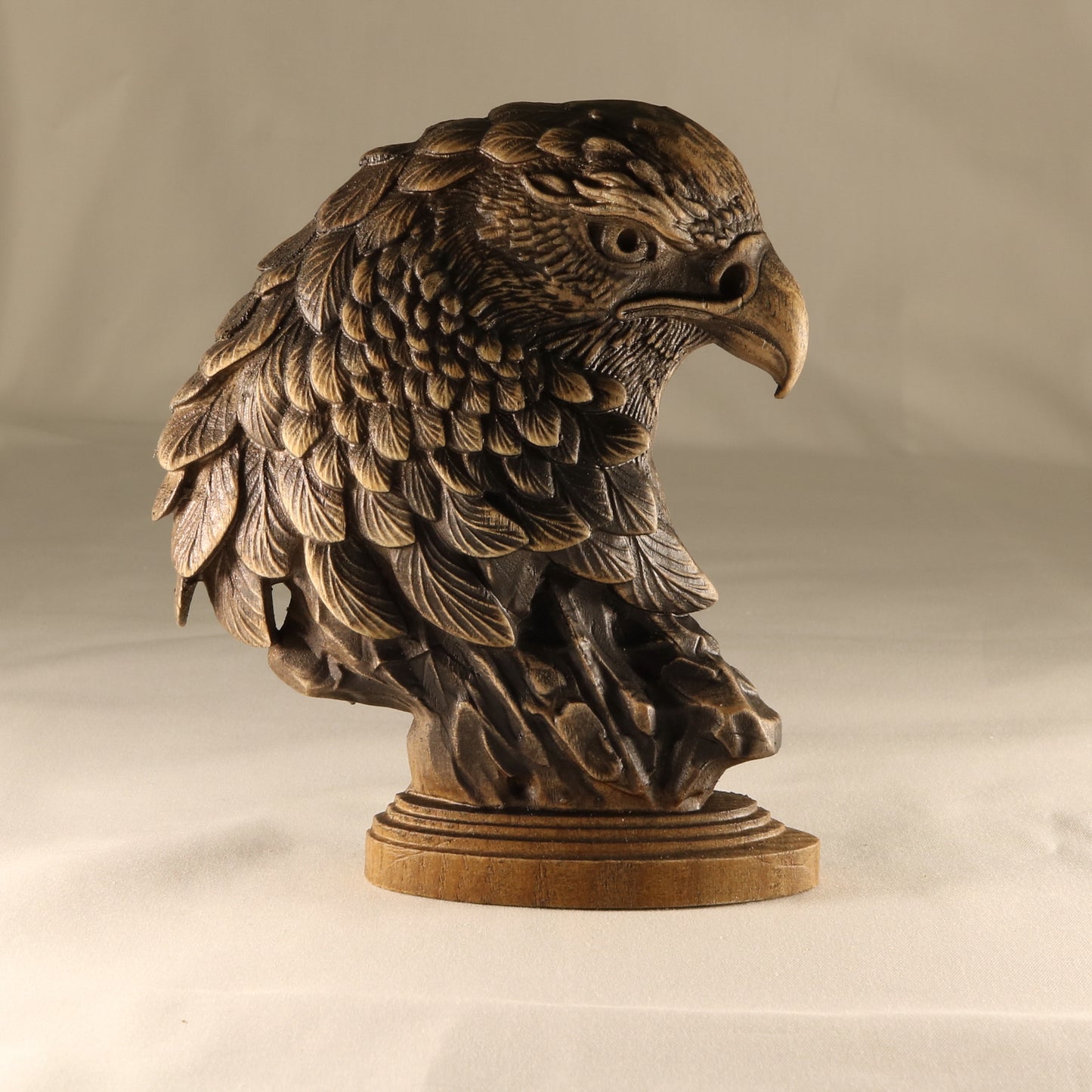 Maori Eagle: Intricately Carved Wooden Symbol