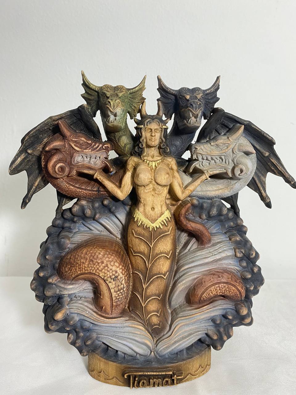 Tiamat Dioses sumerios Tiamat de la diosa dragón Estatua de la diosa sumeria Ishtar Altar pagano mesopotámico Dioses dragón Mitología sumeria Inanna