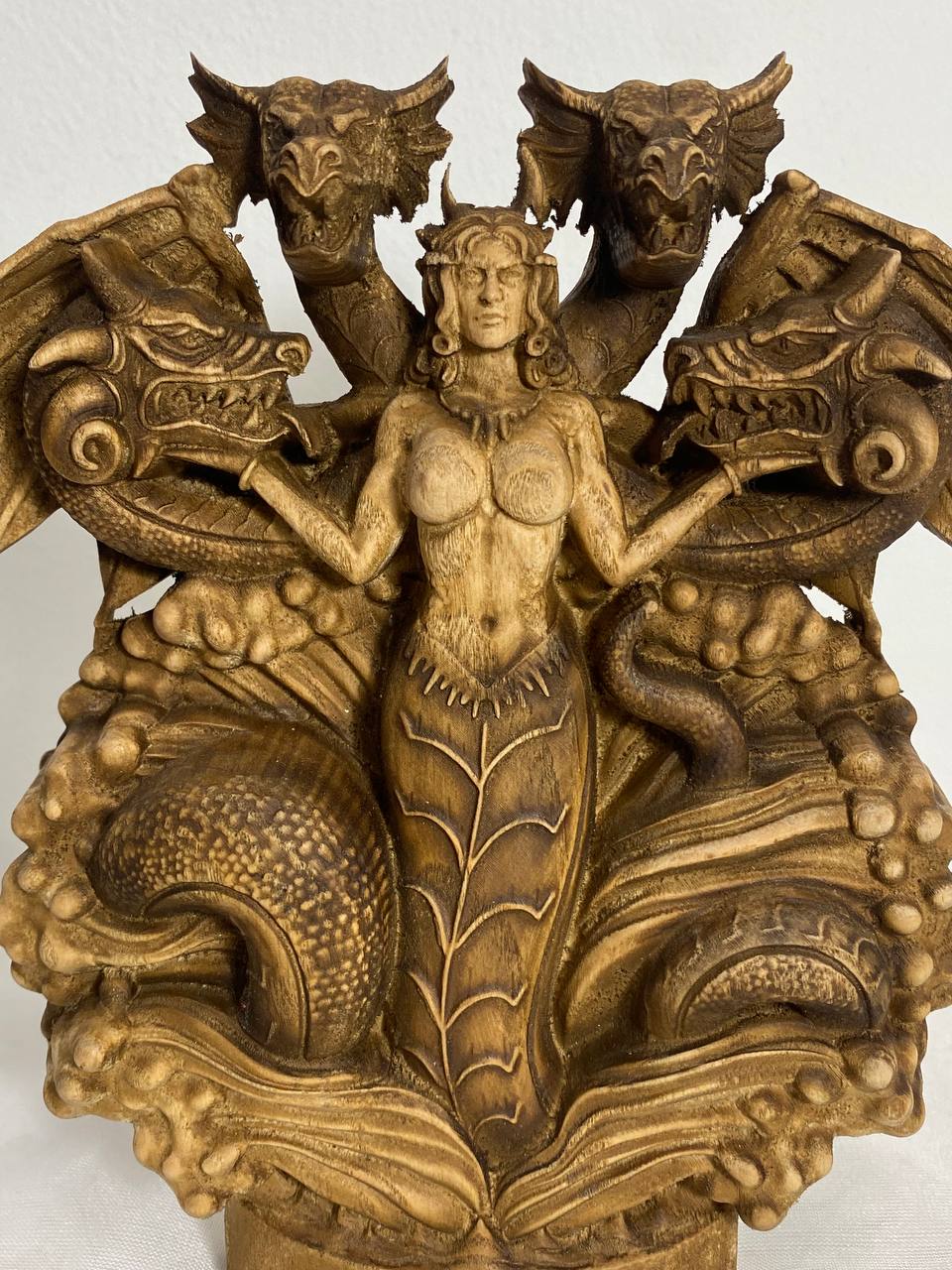 Tiamat Dioses sumerios Tiamat de la diosa dragón Estatua de la diosa sumeria Ishtar Altar pagano mesopotámico Dioses dragón Mitología sumeria Inanna