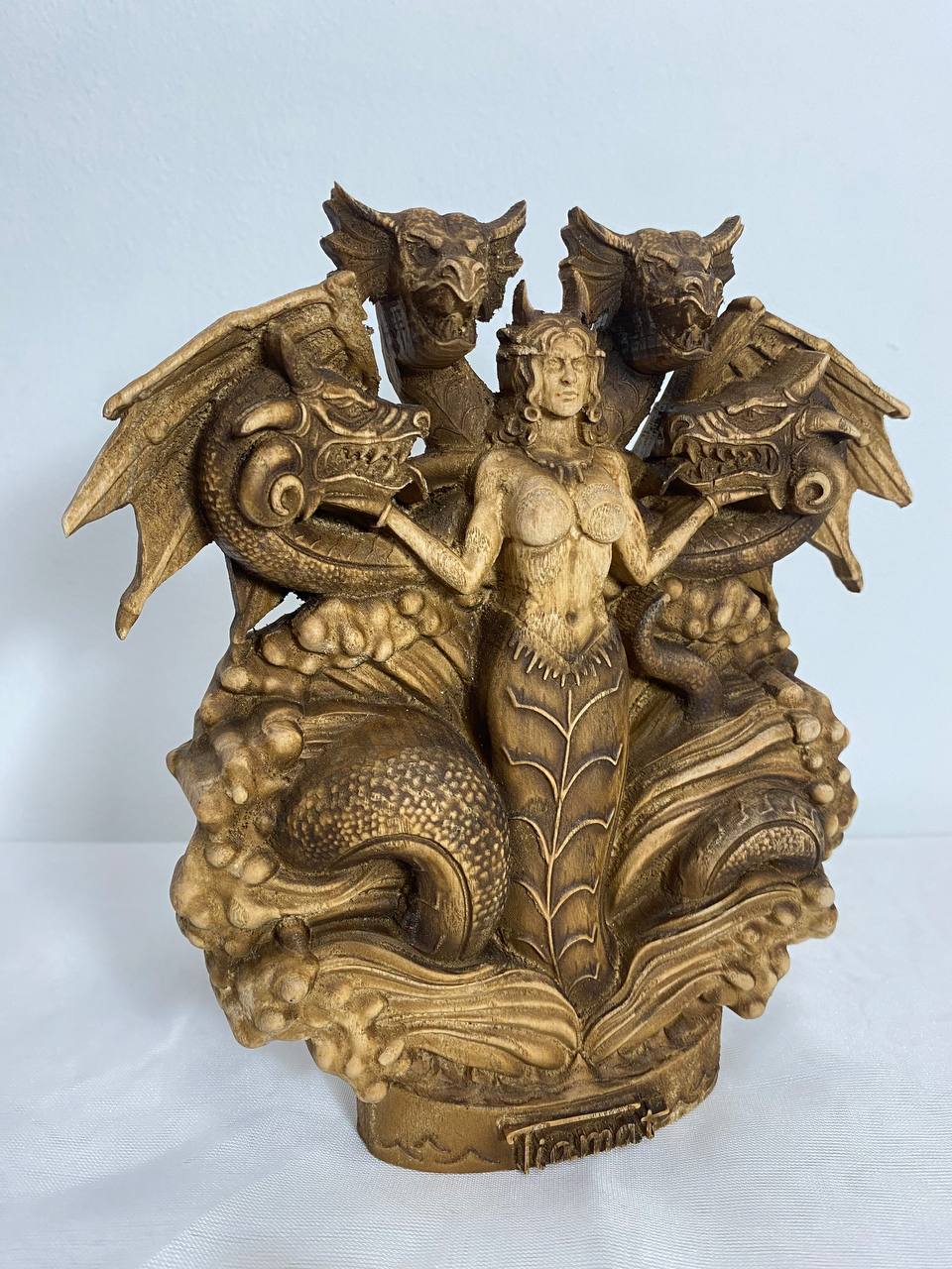 Tiamat Dioses sumerios Tiamat de la diosa dragón Estatua de la diosa sumeria Ishtar Altar pagano mesopotámico Dioses dragón Mitología sumeria Inanna