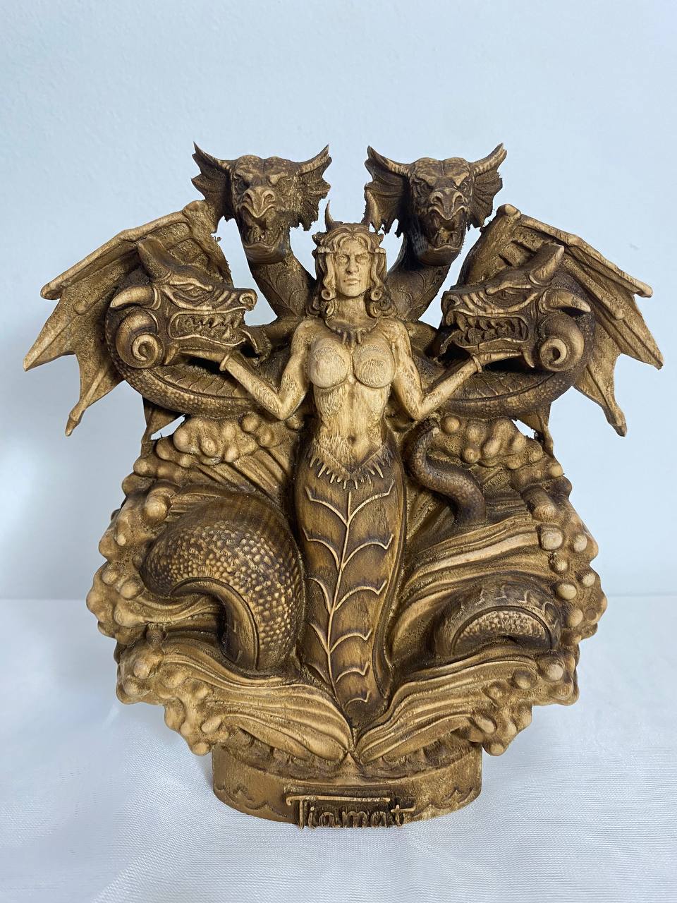 Tiamat Dioses sumerios Tiamat de la diosa dragón Estatua de la diosa sumeria Ishtar Altar pagano mesopotámico Dioses dragón Mitología sumeria Inanna