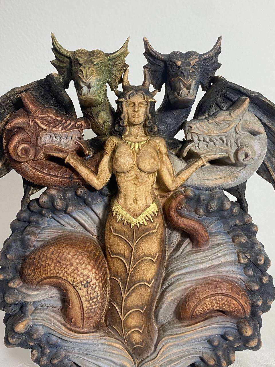 Tiamat Dioses sumerios Tiamat de la diosa dragón Estatua de la diosa sumeria Ishtar Altar pagano mesopotámico Dioses dragón Mitología sumeria Inanna