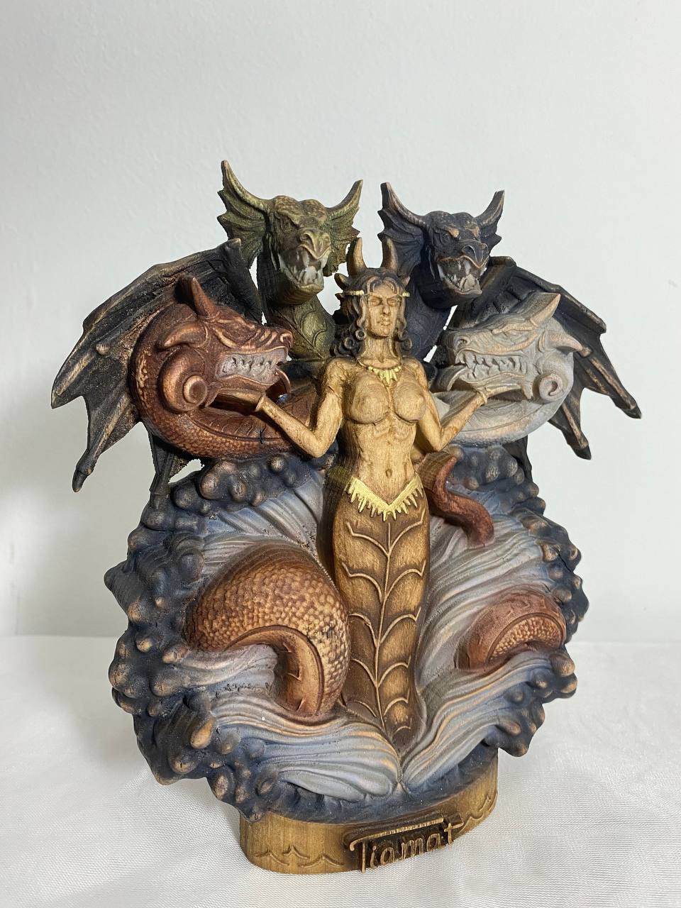 Tiamat Dioses sumerios Tiamat de la diosa dragón Estatua de la diosa sumeria Ishtar Altar pagano mesopotámico Dioses dragón Mitología sumeria Inanna