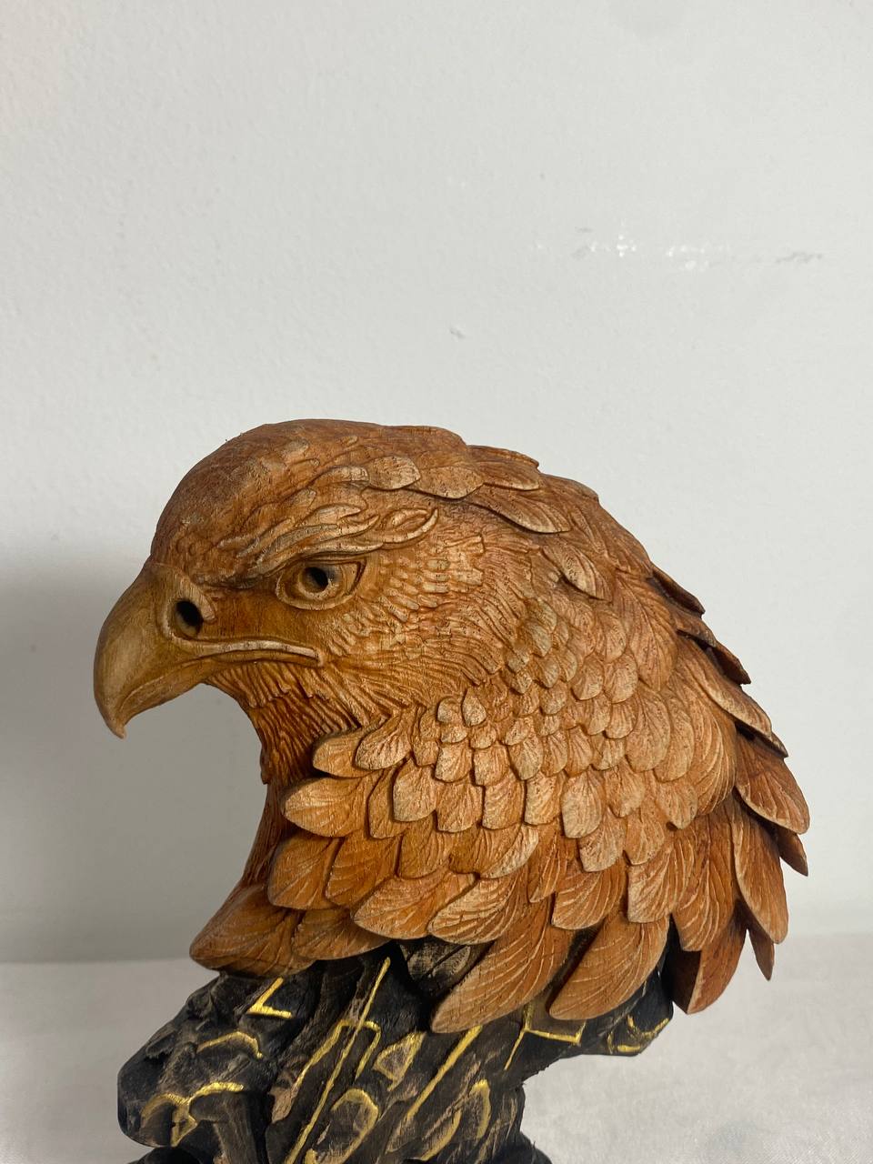 Maori Eagle: Intricately Carved Wooden Symbol