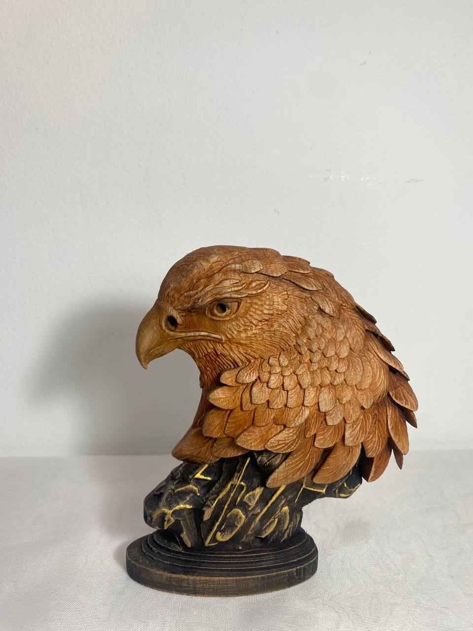 Maori Eagle: Intricately Carved Wooden Symbol