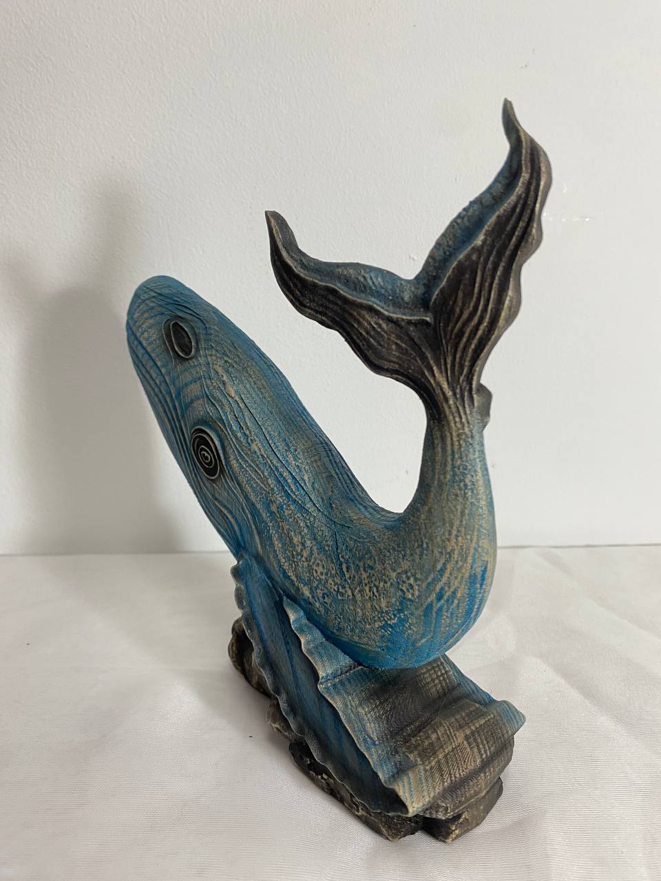 Handcrafted Wooden Whale Sculpture - Capturing the Grace and Magnificence of the Ocean