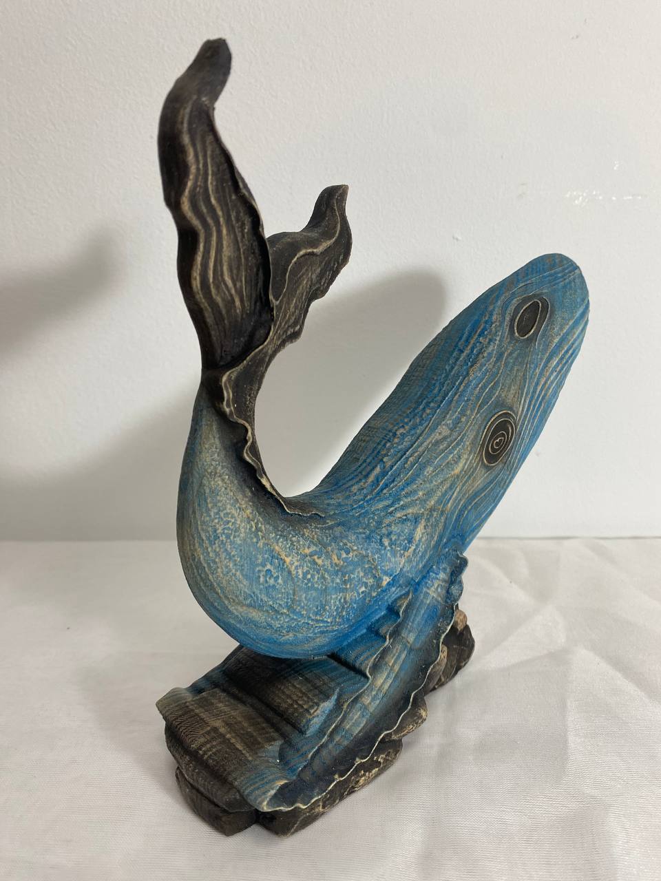 Handcrafted Wooden Whale Sculpture - Capturing the Grace and Magnificence of the Ocean