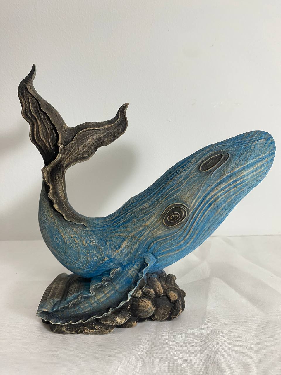 Handcrafted Wooden Whale Sculpture - Capturing the Grace and Magnificence of the Ocean