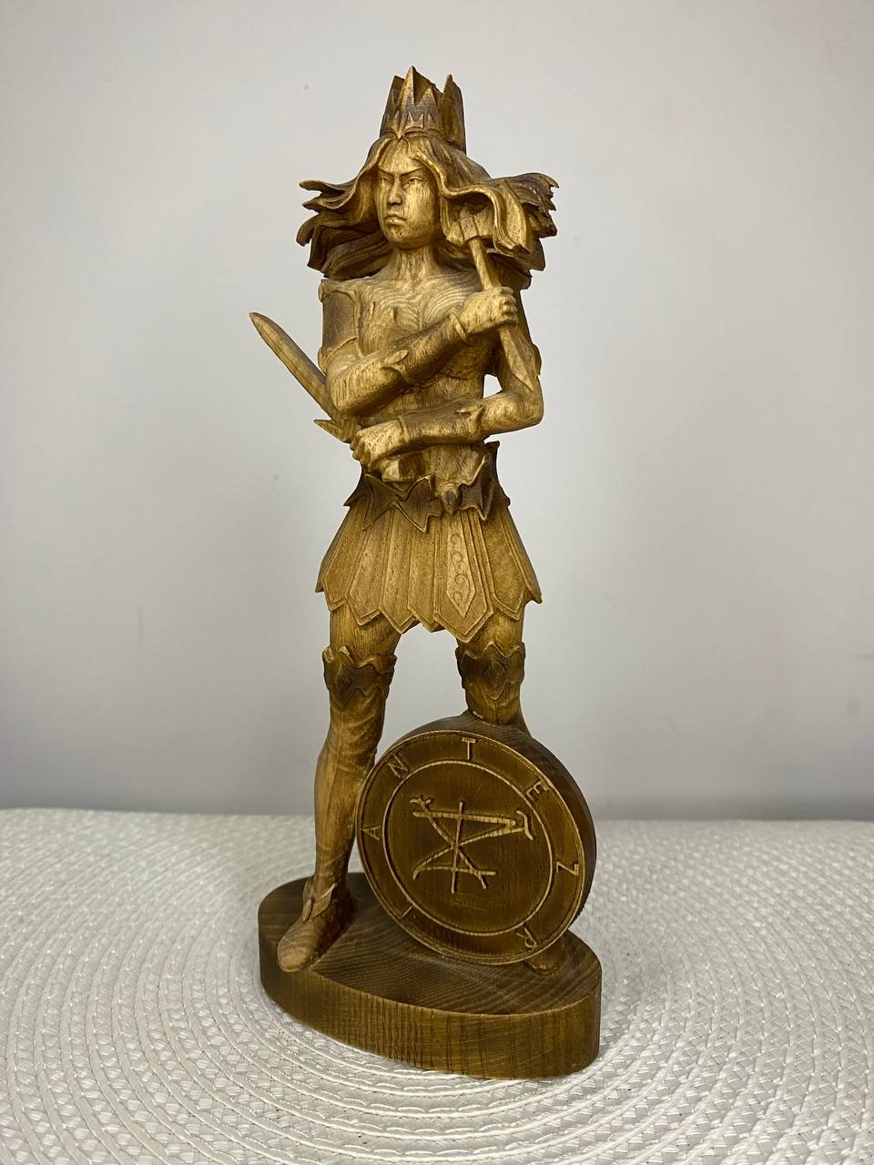 Terzian Wooden Warrior Queen Statue – Dark Fantasy Gothic Figurine Mythical Home Decor