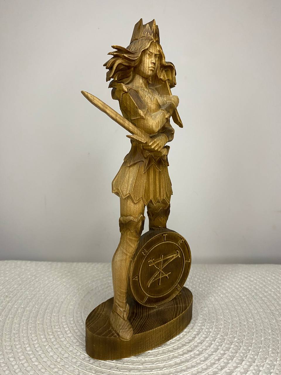 Terzian Wooden Warrior Queen Statue – Dark Fantasy Gothic Figurine Mythical Home Decor