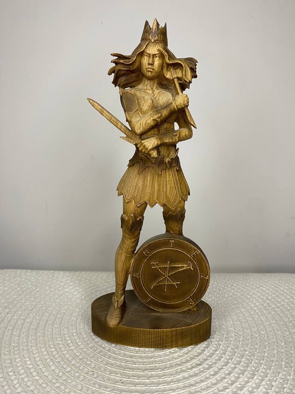 Terzian Wooden Warrior Queen Statue – Dark Fantasy Gothic Figurine Mythical Home Decor