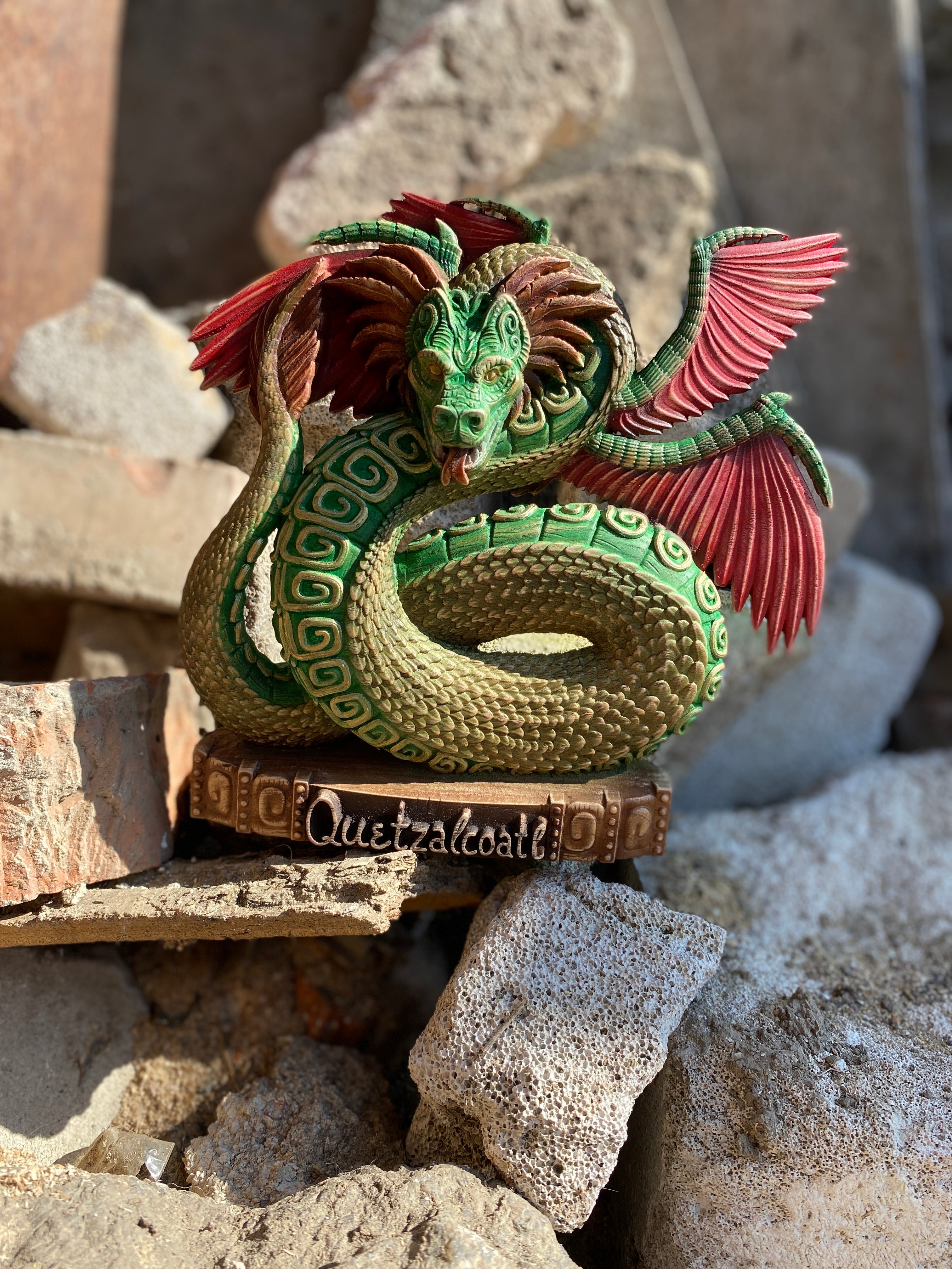 Quetzalcoatl Feathered serpent Kukulkan Quetzalcoatl statue Mayan drag ...