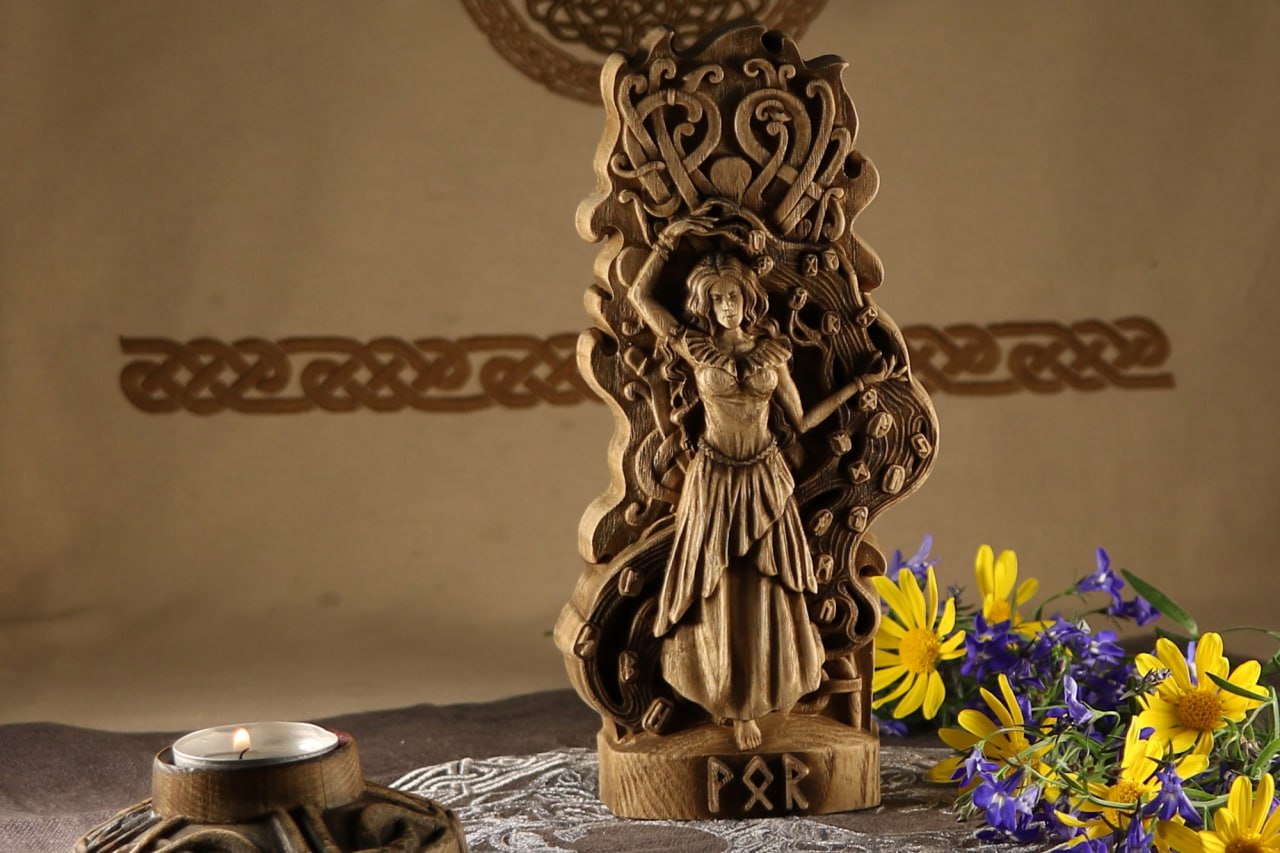 Vör Wooden Statue - A Sacred Symbol of Wisdom for Your Asatru Altar