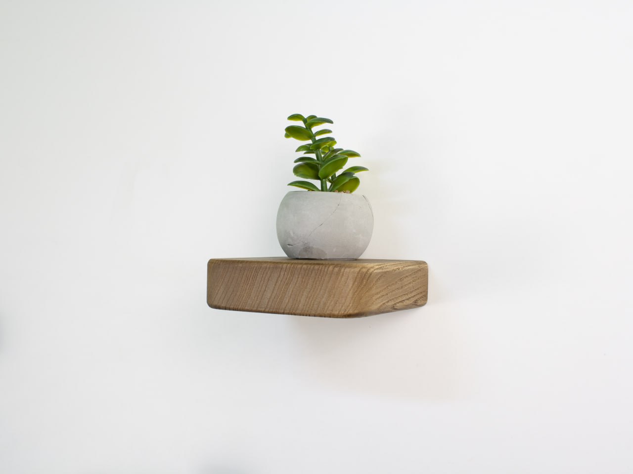 Handcrafted Floating Wood Shelves for Stylish Décor