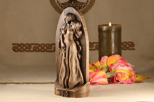 Syn, Norse goddess, Wooden statue