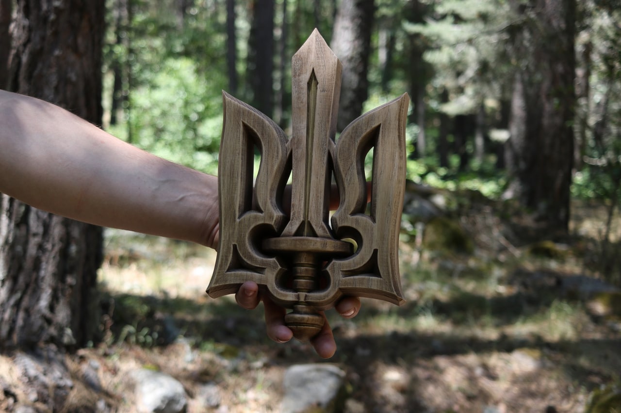 Ukrainian Trident Tryzub, Coat of arms of Ukraine, wooden statue