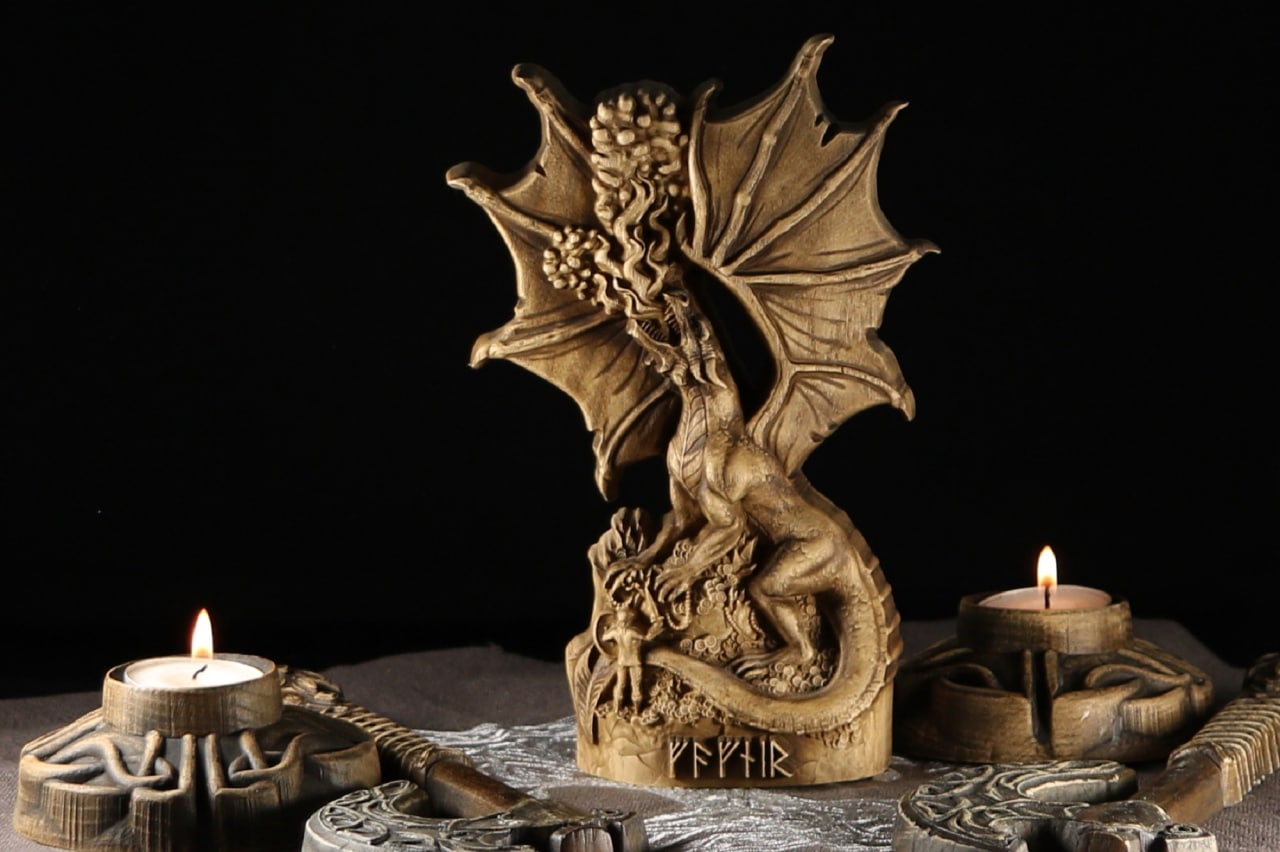Fafnir Viking dragon, Norse pagan gods, Wooden wood carving